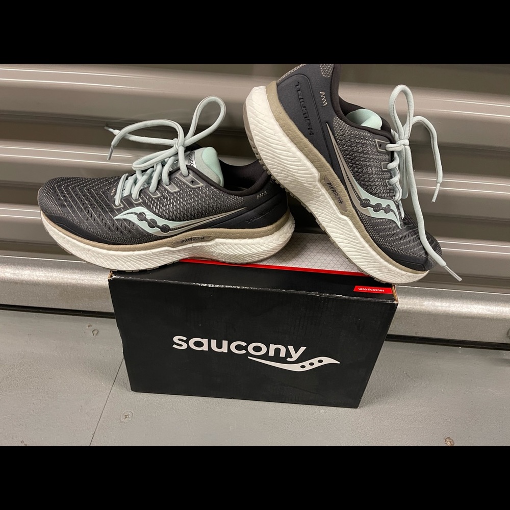Saucony triumph 18 size 6W color white/blue